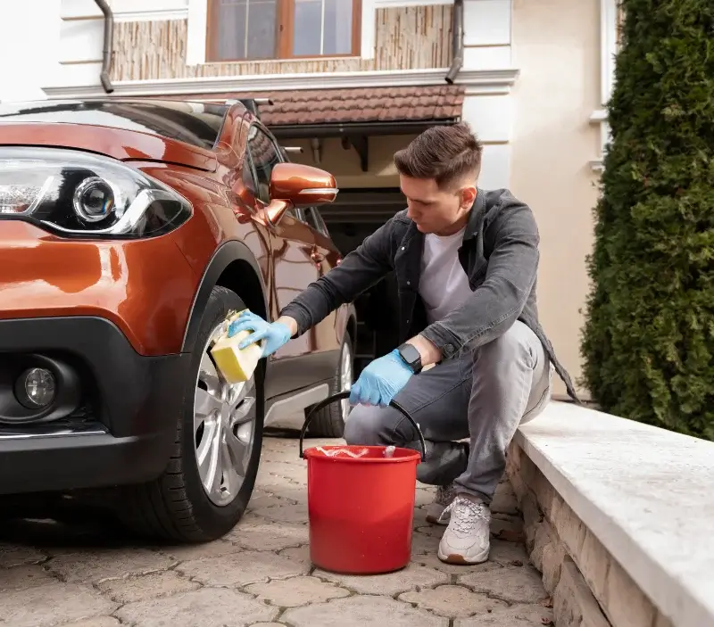 Lavage auto à domicile Espira-de-Conflent : professionnel intervenant sur un véhicule